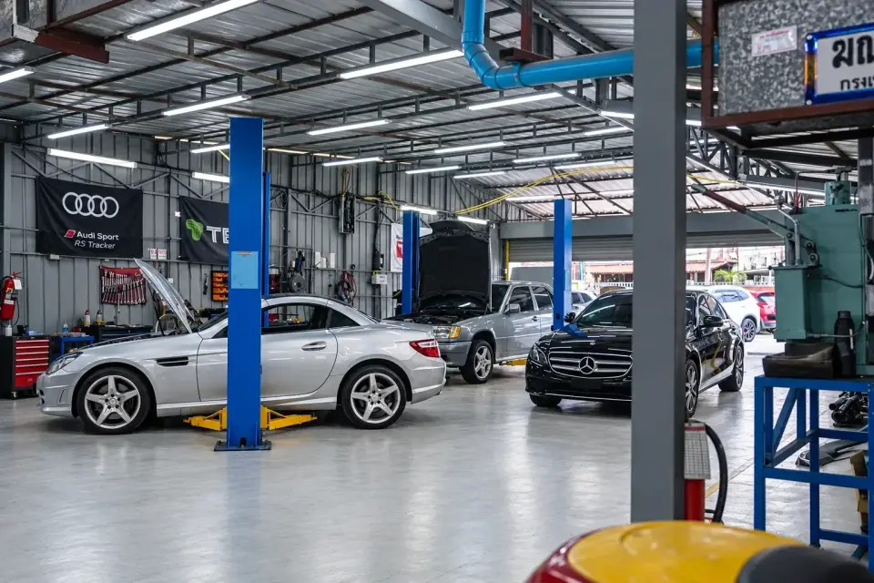 Цех Carvia Garage: Mercedes на подъёмнике