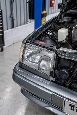 Mercedes с открытым капотом